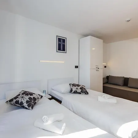 Saints Kastela Guest house