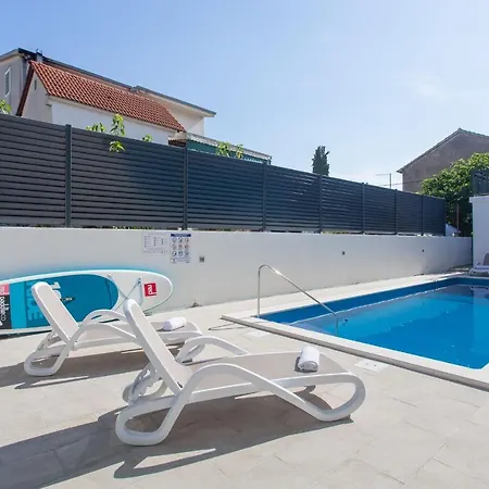 Guest house Saints Kastela 3*
