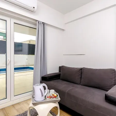 Saints Kastela Guest house