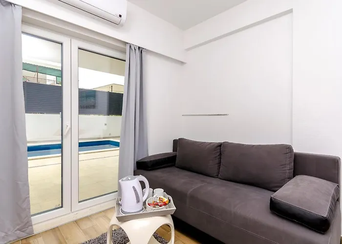 Saints Kastela Guest house