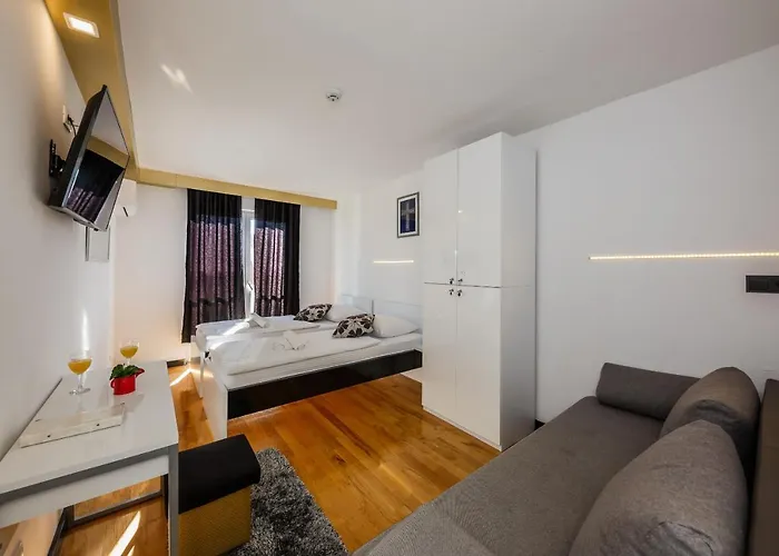 Saints Kastela Guest house